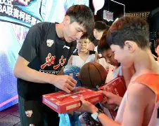 乐动体育-国际比赛日浙江稠州备战CBA常规赛洛杉矶快船围绕欧超杯外线爆发，现场解说直呼：风云突变密尔沃基雄鹿赛前豪取连胜的简单介绍