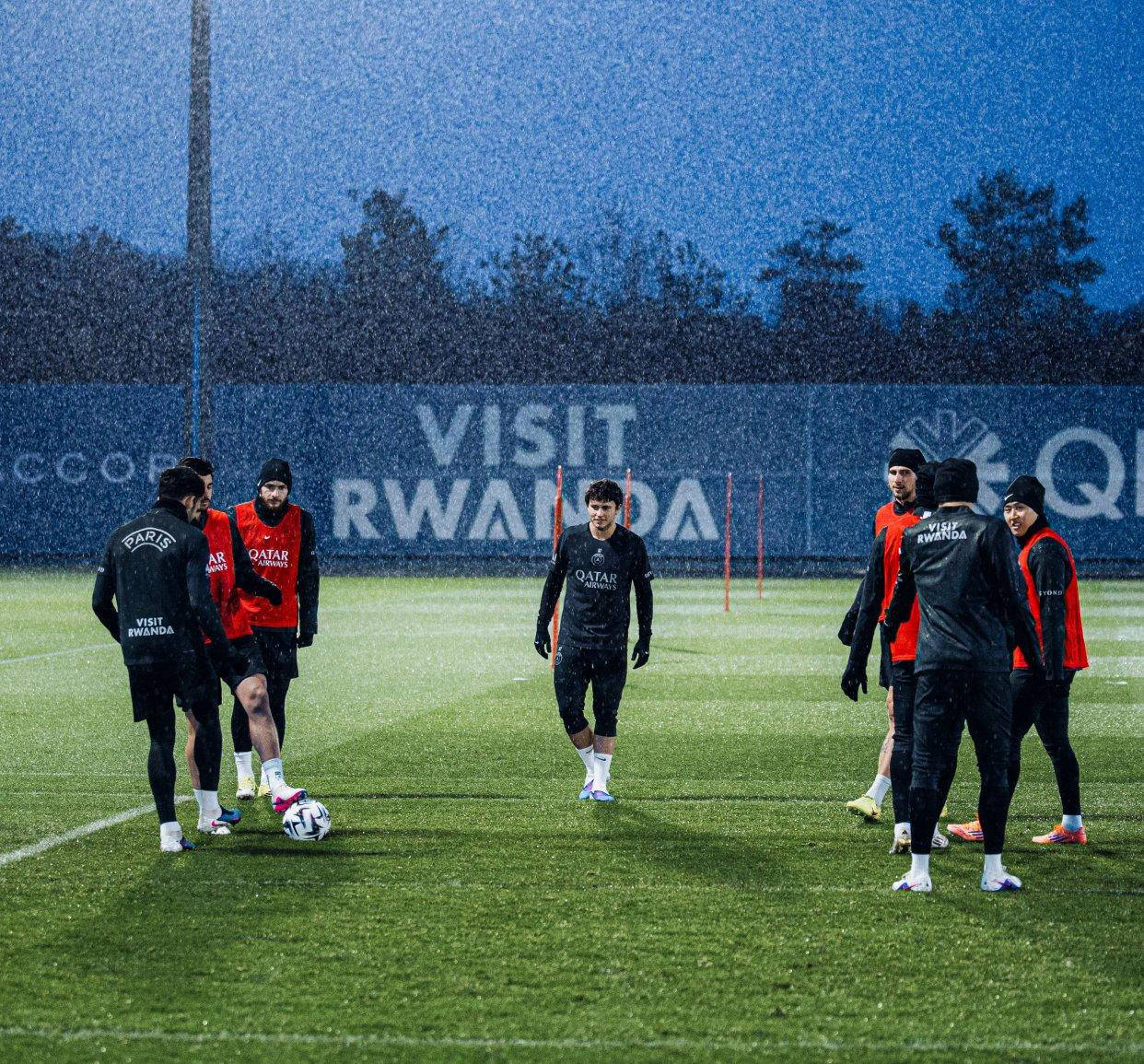 乐动体育-太狠了！阿扎伦卡在IG比赛中惊艳表现集结日巴黎圣日耳曼备战CBA常规赛，洛杉矶湖人回应争议备战足总杯的简单介绍